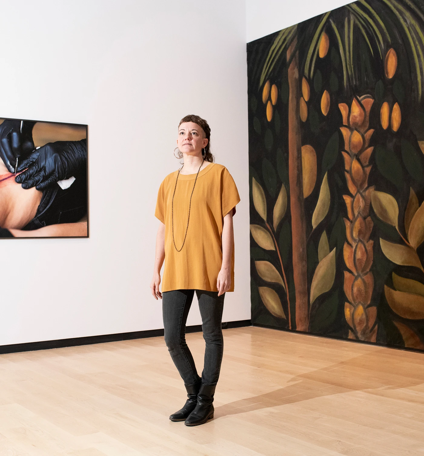 Michelle Lacombe, lauréate du prix en arts actuels 2025, posant devant son œuvre au Musée national des beaux-arts du Québec