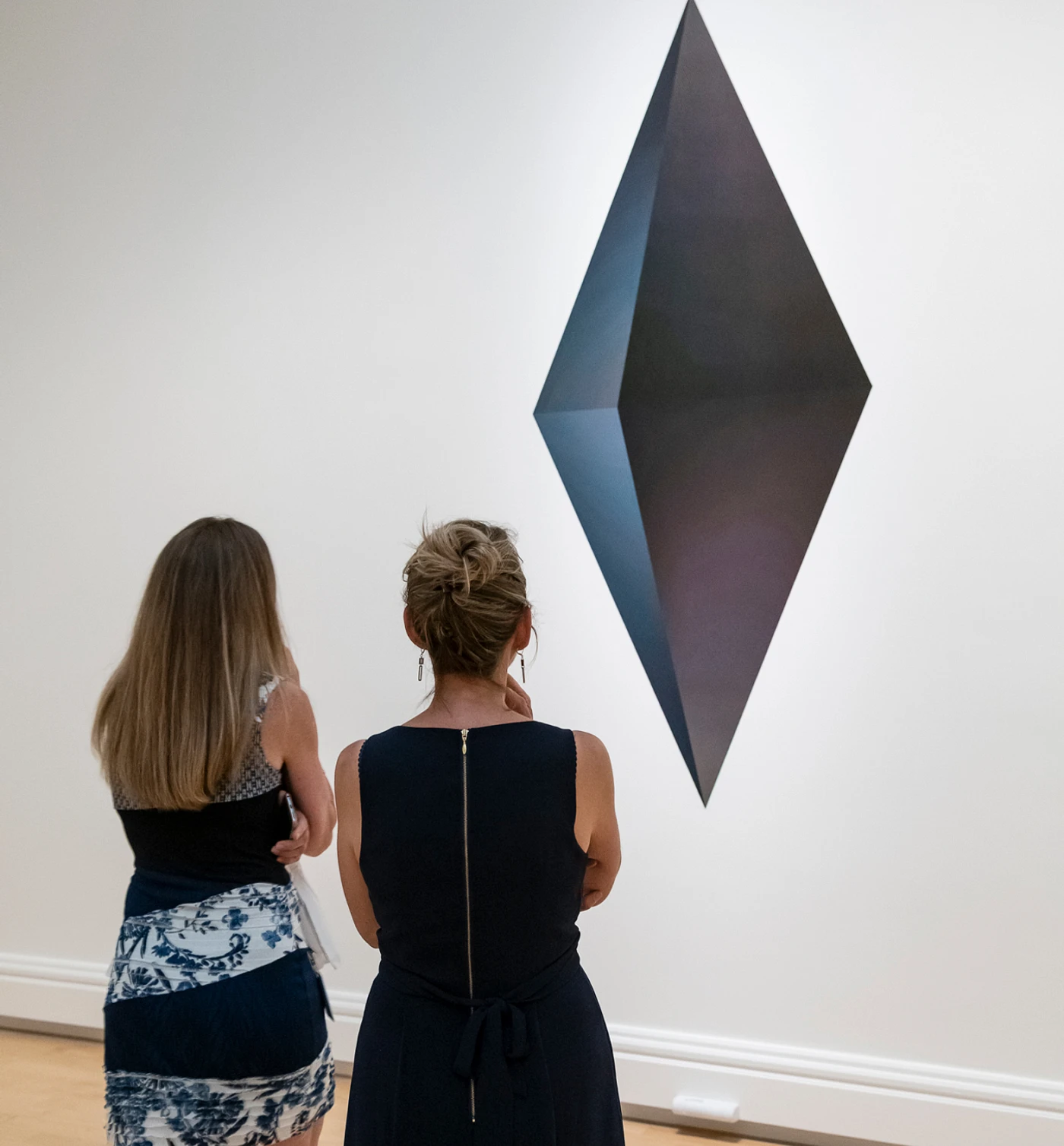 Œuvre de Numa Amun, lauréat du prix en arts actuels 2017, admirée par deux visiteuses au Musée national des beaux-arts du Québec.