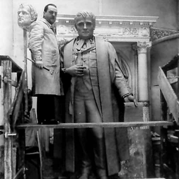 Henri20 Hebert20dans20son20atelier20devant20sa20statue20de20 Louis Hippolyte20 La Fontaine2 C201930