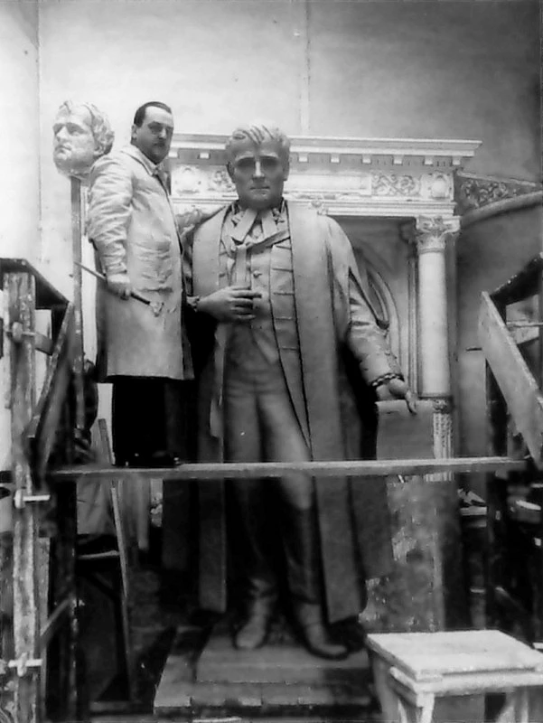 Henri20 Hebert20dans20son20atelier20devant20sa20statue20de20 Louis Hippolyte20 La Fontaine2 C201930