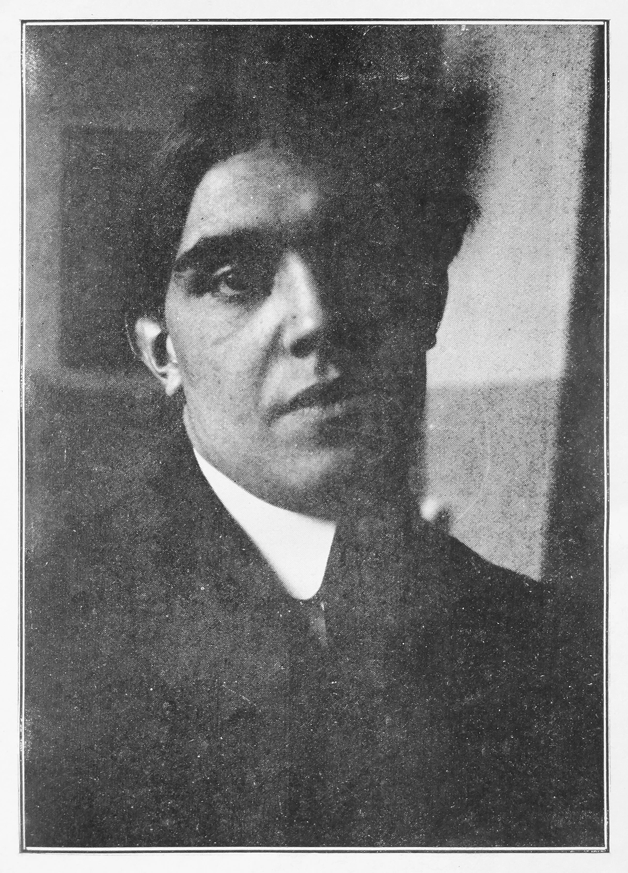 Juan20 Gris2 C20portrait20photograph2 C20published20in20 Les20 Peintres20 Cubistes2 C201913