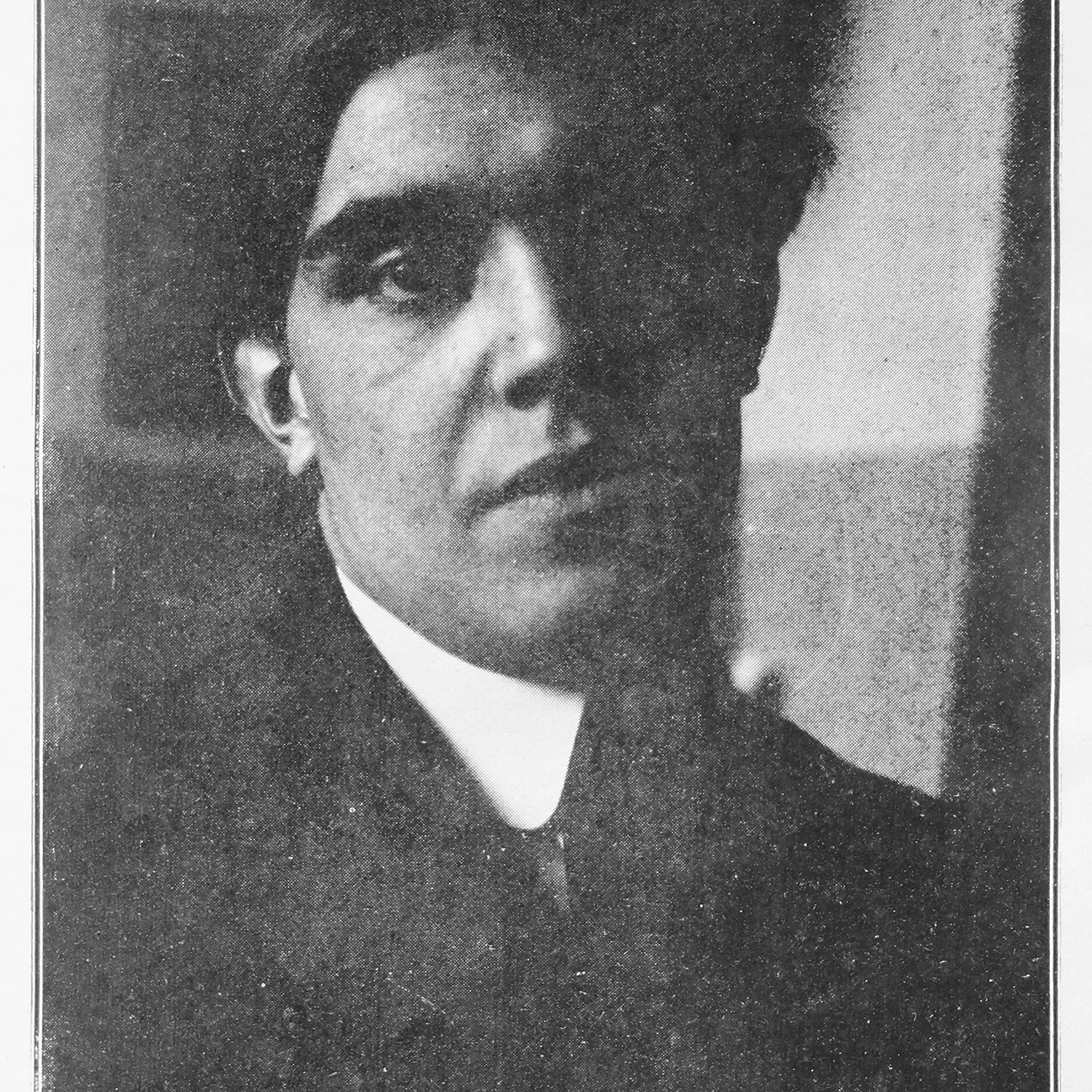 Juan20 Gris2 C20portrait20photograph2 C20published20in20 Les20 Peintres20 Cubistes2 C201913