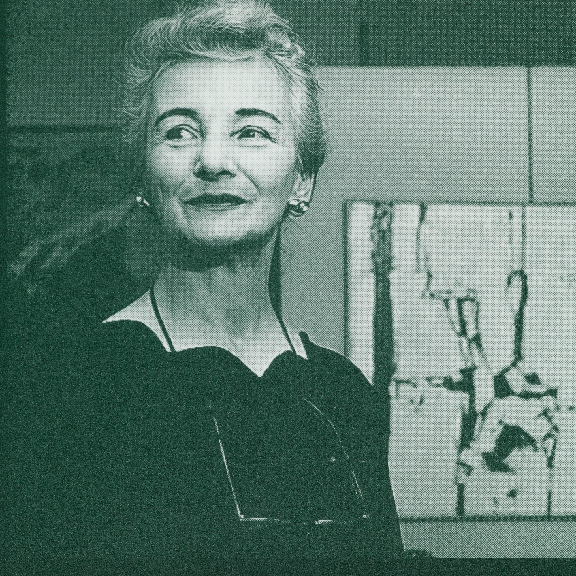 Agnès Lefort dans sa galerie, devant Scarabée des glaces de Marcella Maltais. Photo : Robert Millet. Collection particulière