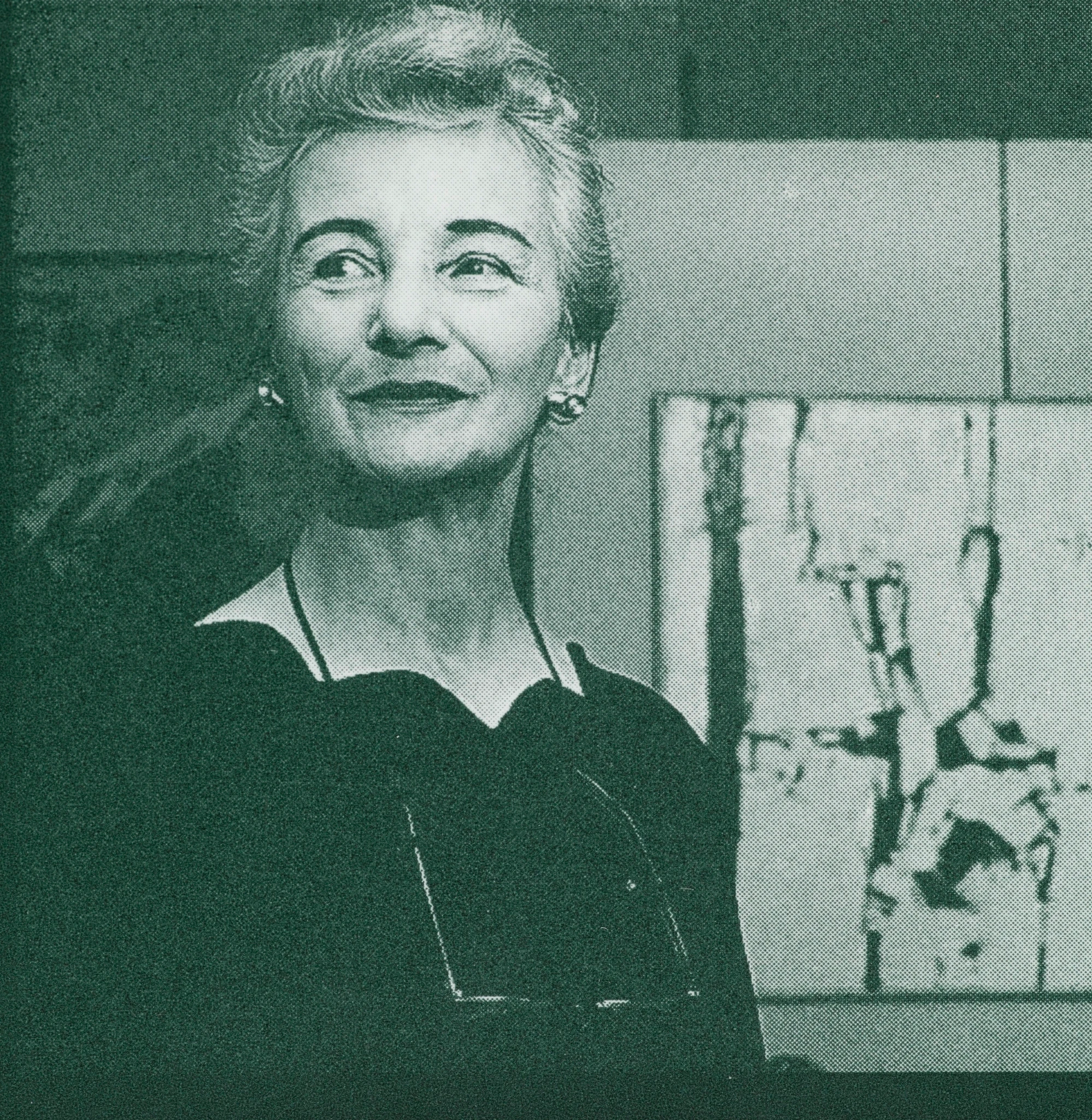 Agnès Lefort dans sa galerie, devant Scarabée des glaces de Marcella Maltais. Photo : Robert Millet. Collection particulière